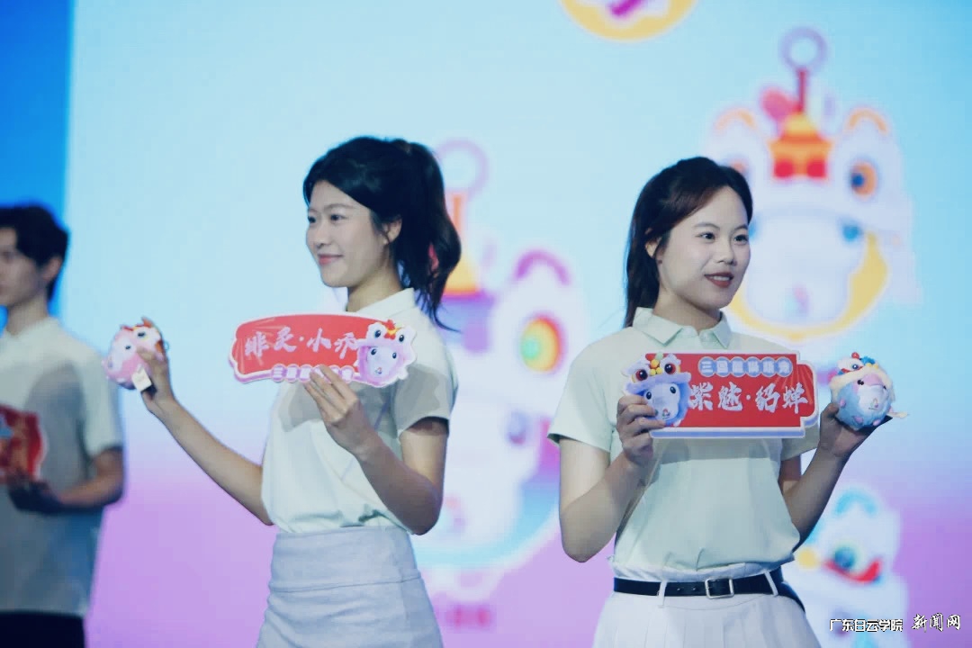 图一(23服表学生何心柔 24服表关静文 展示商品).jpg 图一(23服表学生何心柔 24服表关静文 展示商品).jpg