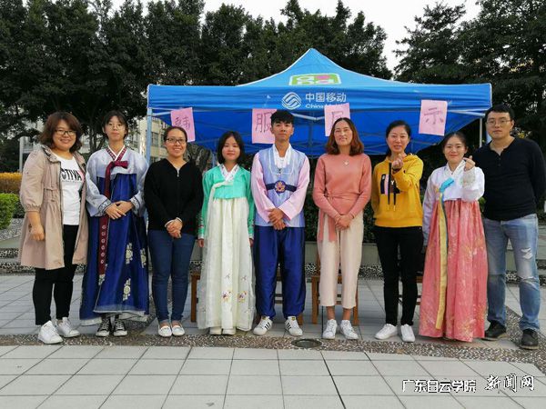 virtual_attach_file.vsb?afc=5LmvCaoRl4UmvsnQzn7MlC4MRLDMN-q4UzWfnNCiLl74MzL0gihFp2hmCIa0MShkUShfnSh2nRnVnzN8nzLiMllPU8VfLRQ2M4CaM7-aLRAFoRT7M4MRMRVFLz-DMR9Jqjfjo4OeosXEgDTJQty0LzLiLSyPM49boz7Jqdpnx&oid=2103874463&tid=1351&nid=178991&e= 朝鲜语系先生和韩服展示同砚合影p.jpg