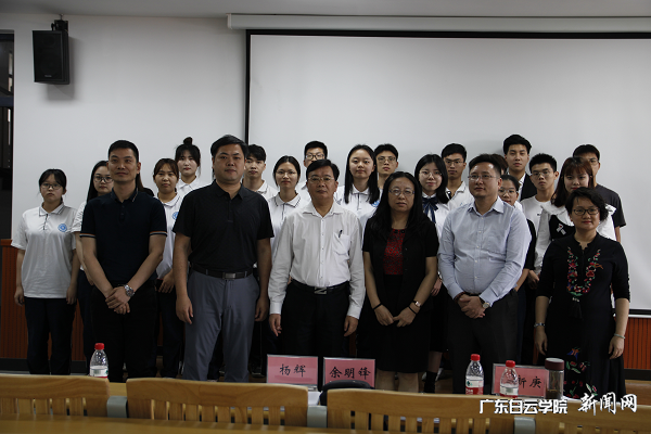 virtual_attach_file.vsb?afc=5oR6CRMmrVM47aLQlQ2nNr7nNQ2nRvqPM8Mkn7-Znl7sL770gihFp2hmCIa0nSh2oky8n1ybUm9bL7lYUNnRMlLin7-ZnlCDU4TkozvZolrFMmQRUmLYUm6FMznkMR-Jv2bjo4OeosXEgDTJQty0LzL8LSyYMzG4Lz7Jqdpnx&oid=2103874463&tid=1341&nid=250311&e= 现场评委与参赛选手合影.png