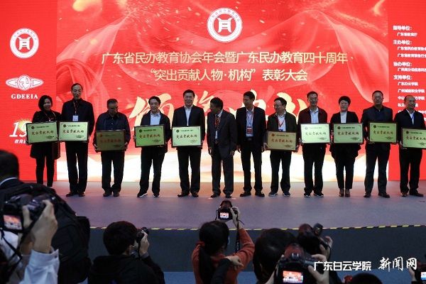 v2veo4Oe_jw0qIbtpYyPL4UPg4-iLm9bLSbw62N8c&oid=2103874463&tid=1341&nid=252891&e= »Æ´óǬУ³¤£¨×óÎ壩ÉĮ̈Áì½±.jpg