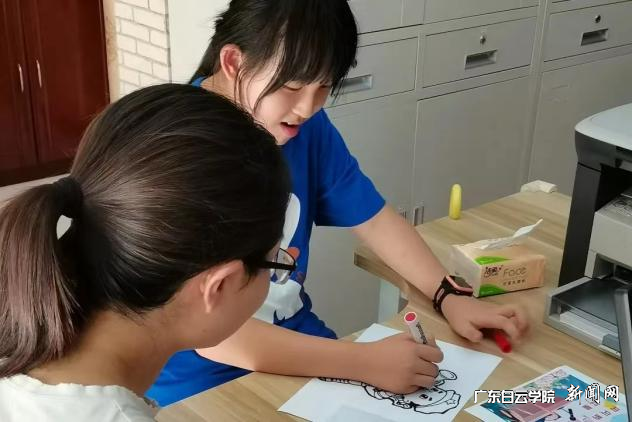 团队成员陈丽萍同砚教小朋侪填色绘画.png 团队成员陈丽萍同砚教小朋侪填色绘画.png