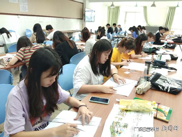 v2veo4Oe_jw0qIbtpYyPL4lPg47sMmGaLSbw6238c&oid=2103874463&tid=1351&nid=176001&e= 同砚们在认真准备参赛作品.jpg