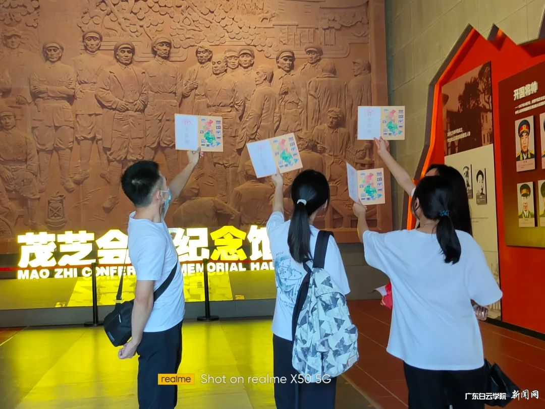 ³ÉÔ±ÃÇÊÖ³Öµ¼ÀÀͼÔÚ¼ÍÄî¹ÝºÏÓ°.png ³ÉÔ±ÃÇÊÖ³Öµ¼ÀÀͼÔÚ¼ÍÄî¹ÝºÏÓ°.png