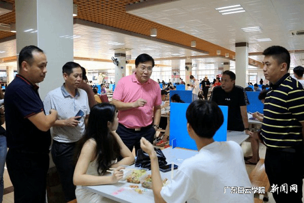 virtual_attach_file.vsb?afc=FLlU9YMll8ozTRUA4GaLmTRU4nRozn1fL8WkL8Q2nlQfU470gihFp2hmCIa0LSyPLSysokysnmrkLzV7M4MfUmnfnmV2U4-aLRN8Ml7iL4MFo7UDUmGPozfFLm7an7CJv2bjo4OeosXEgDTJQty0LzL8LSyYMz-sMm7Jqdmnx&oid=2103874463&tid=1341&nid=252761&e= »Æ´óǬУ³¤ÔÚѧУʳÌÃÓëѧÉú½»Á÷.png