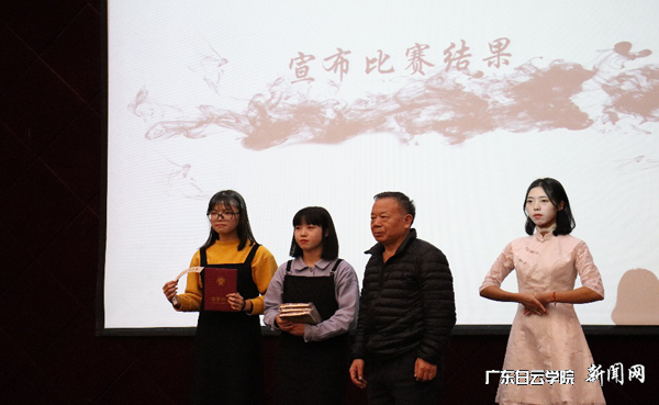 virtual_attach_file.vsb?afc=IMRA57U4-aozCPMCR7sMRvio77ZnR9QZM4-8oznfoRvZUmv0gihFp2hmCIa0MkysLYybM1yPozlZL8CbLzNaUlQ7nRnVU4N8n77bMR9iUNMFolC8nlnRM4VFMRLsM4CJv2bjo4OeosXEgDTJQty0LzLiLSyPM4NaM47Jqdqnx&oid=2103874463&tid=1351&nid=179071&e= 龙士云教授左(三)上台为获奖学生颁奖p.png