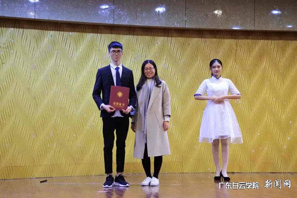 v2veo4Oe_jw0qIbtpYyPL4lPg47sozGDLSbw62q8c&oid=2103874463&tid=1351&nid=179061&e= Ö¸µ¼ÏÈÉúÖܾ²£¨×ó¶þ£©¸øÒ»µÈ½±´ú±í°ä½±P.jpg