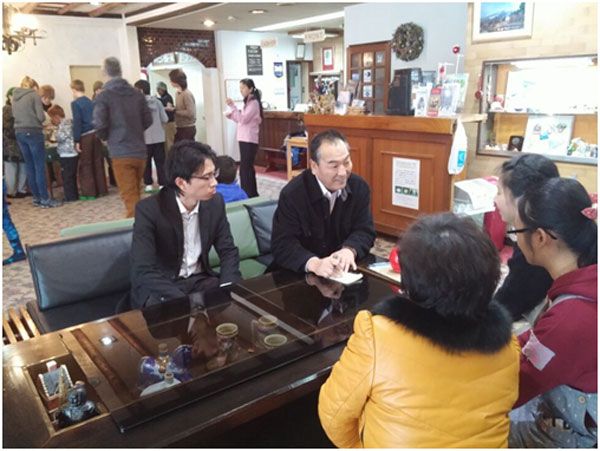 沈纯琼副院长与北村慎悟社长亲热与实习学生交流 沈纯琼副院长与北村慎悟社长亲热与实习学生交流