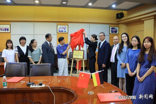 v2veo4Oe_jw0qIbtpYyPL4UPg474MRG4LSbw6208c&oid=2103874463&tid=1341&nid=134031&e= Íâ¹úÓïѧԺ¸±Ôº³¤²·ÓñÀ¤½ÌÊÚ£¨×󣩺ͽÝÊ˴﹫˾¹ú¼ÊÓªÒµ²¿µÂ¹úרԱBernadetteŮʿ£¨ÓÒ£©½ÒÅÆ.jpg