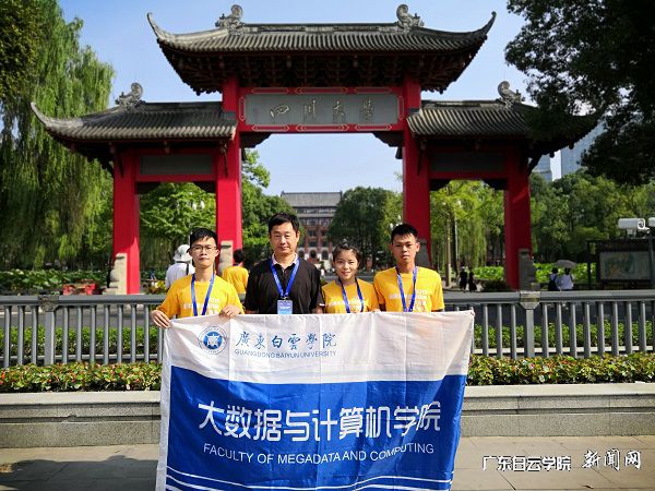 virtual_attach_file.vsb?afc=KM4LObnzNaU46kUxzCDLzr7UzUsUz7JYMmCZLzL8Ml74Lm90gihFp2hmCIa0MShfnSyZnkyanz9aLlLZo7WRU494Umv8MzUDLmlYUNV7LmWFLzlPLR62LzWFLzUinR9Jqjfjo4OeosXEgDTJQty0LzL8LSyPL4LYMR7Jqd0nx&oid=2103874463&tid=1341&nid=133241&e= 万世明院长(左二)与参赛团队在四川大学校门口合影.jpg