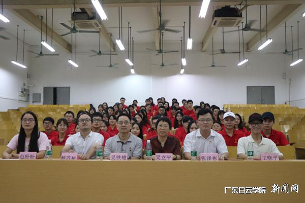 v2veo4Oe_jw0qIbtpYyPL4UPg474MR7PLSbw6208c&oid=2103874463&tid=1341&nid=134111&e= 向导与参会学生合照.jpg