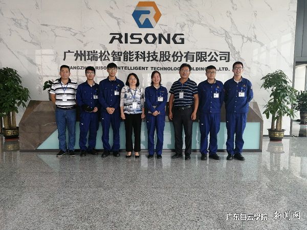 virtual_attach_file.vsb?afc=KnllOYoRLiMNCPLxzrVMRlZnNM2nN7J8U8n2MlrkMm7aLzl0gihFp2hmCIa0UYyiokhfn1hVU4GPLmMRUz9snRlaoRC4n7-iMRNZUm-4MNrFU8r7Lz94MzrFLzL8LzCJqjfjo4OeosXEgDTJQty0LzL8LSyPL4LPoz7Jqd0nx&oid=2103874463&tid=1341&nid=133191&e= 李红英校助(左四)与实习生合影.jpg