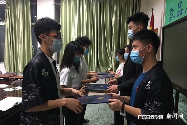 virtual_attach_file.vsb?afc=LLmMMRozVfLRrkMomUsozrVLRVkM4TuRo7V2nm-DL7UZnmC0gihFp2hmCIa0M1yZn1yiM1y8LmLYoR-8UNW2nz9iUlLinRlPolVkLlWRnlVFL4UaozGPUNVFLN7PoRCJqjfjo4OeosXEgDTJQty0LzL8LSyYMzUiLz7JqdUnx&oid=2103874463&tid=1341&nid=254511&e= лáÐÂÀϻ᳤´ú±í¾ÙÐÐÏßϽ»½ÓÒÇʽ.jpg