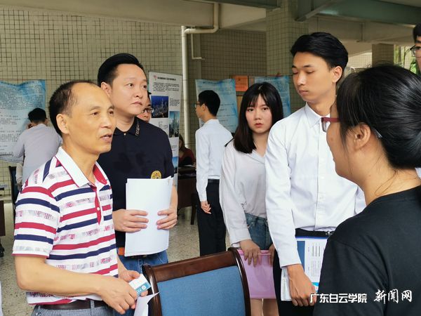 v2veo4Oe_jw0qIbtpYyPL4lPg47sMm74LSbw62n8c&oid=2103874463&tid=1351&nid=176131&e= 郭保生院长(左一)到招聘现场与企业职员交流.jpg