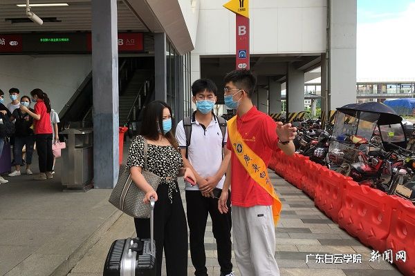 v2veo4Oe_jw0qIbtpYyPL4UPg4-iMRvbLSbw62n8c&oid=2103874463&tid=1341&nid=254791&e= 地铁站口自愿者耐心指引新生和家长.jpg