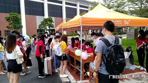 virtual_attach_file.vsb?afc=MoRVo2MNW2UznVouzvbLlVknmnfM8lUbL4CaLNn7MRQfL870gihFp2hmCIa0okyDMSysUSyYM87iLRAVol7ZMzGaMNVknRfknmARolWRM8QFUzMVnmGYMzAFLzV2LzGJqjfjo4OeosXEgDTJQty0LzL8LSyYMzUsoz7Jqdnnx&oid=2103874463&tid=1341&nid=254791&e= 自愿者协助新生办理报到手续.jpg