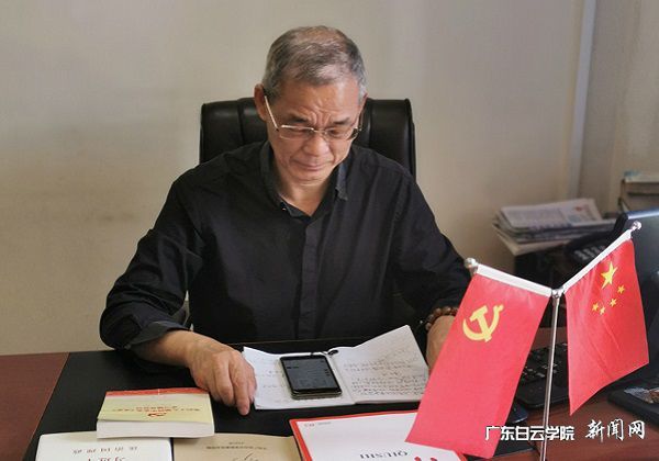 v2veo4Oe_jw0qIbtpYyPL4UPg4-iM4GYLSbw6268c&oid=2103874463&tid=1341&nid=257021&e= 易钢副书记在线主持整体学习(截图).jpg