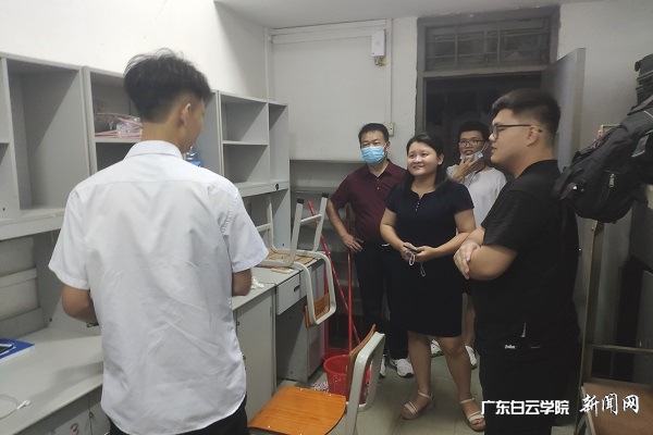 virtual_attach_file.vsb?afc=RMN77PnRUbLzlPMV77sMz6kLl7iLNr2VL4vsnRMRUzVVLmU0gihFp2hmCIa0LkyPLYy4M1yDL778ollPUNU8M4NaM4UDozCsLRA2MNC4MzWFMRviLRN8o7rFLlW2nm-Jqjfjo4OeosXEgDTJQty0LzLDLSyPMm-aLm7Jqddnx&oid=2103874463&tid=1361&nid=162021&e= 朱玲书记(中心)深入宿舍探望并指导新生防控疫情.jpg