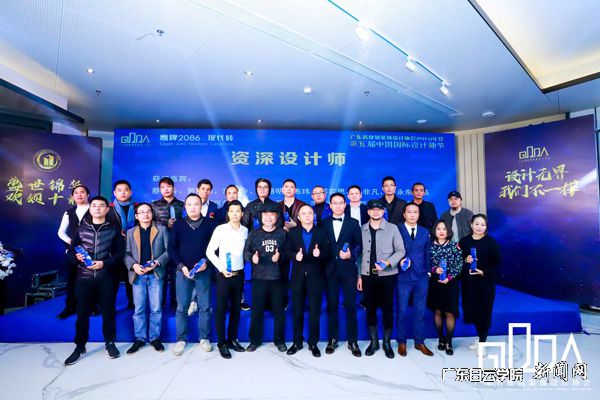 v2veo4Oe_jw0qIbtpYyPL4UPg474M4-bLSbw62d8c&oid=2103874463&tid=1341&nid=137291&e= 陈华钢院长为“资深设计师”奖颁奖.jpg