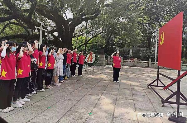 virtual_attach_file.vsb?afc=SLmLzYnmUDMmGPLlNLDU4UiLRCYnznr7MNQVnRL8nzf2nmN0gihFp2hmCIa0MSyPMky8Mky8L4-8LmVkMRLZL4W2UlWfM8QkMzNYL874nzfFnN-bMzMVL4nFLzlanm9Jqjfjo4OeosXEgDTJQty0LzL8LSyYMzG4M47JqdInx&oid=2103874463&tid=1341&nid=250371&e= 重温入党誓词.jpg