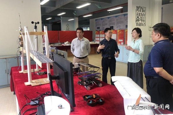 virtual_attach_file.vsb?afc=SMzfzVMzCZozUPollUYoRGanNMVUzUrioR-PLlL8LlLDMzC0gihFp2hmCIa0nkyZMSyinSyPnNlZU4GiLRV2U8UDMNl8oRT7n7Q2o7M2U8MFLR9Pn7V2M46FLmQknRvJqjfjo4OeosXEgDTJQty0LzL8LSyYMzG8M47JqdInx&oid=2103874463&tid=1341&nid=250471&e= 吕偿先生在介绍机电工程学院科技节参展作品.jpg