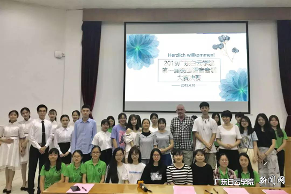 virtual_attach_file.vsb?afc=WMmAHkMN7YUm62UgmM7MRQ2o7-bLl-L4LR-8M7laU8QRn7-0gihFp2hmCIa0M1hkMkyPU1yZUlUZMzAfMz9YL4f7LmfkU4-aLRLZnlW2MRrFL87sMN-8U8nFMRU8LRlJv2bjo4OeosXEgDTJQty0LzLiLSyPM4viMm7JqdMnx&oid=2103874463&tid=1351&nid=177561&e= 评委与参赛选手合影留念.png