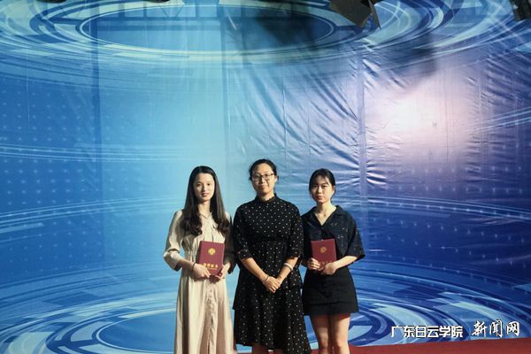 v2veo4Oe_jw0qIbtpYyPL4lPg47bLz9iLSbw6218c&oid=2103874463&tid=1351&nid=191851&e= 张佳妮先生为二等奖选手颁奖.jpg