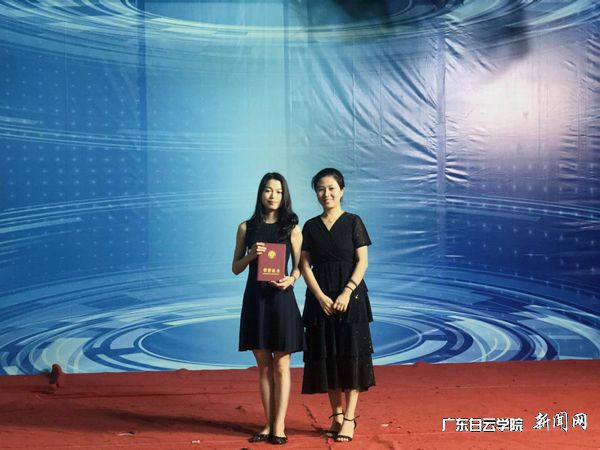 v2veo4Oe_jw0qIbtpYyPL4lPg47bLz9iLSbw6218c&oid=2103874463&tid=1351&nid=191851&e= 刘海云先生为获得一等奖选手颁奖.jpg