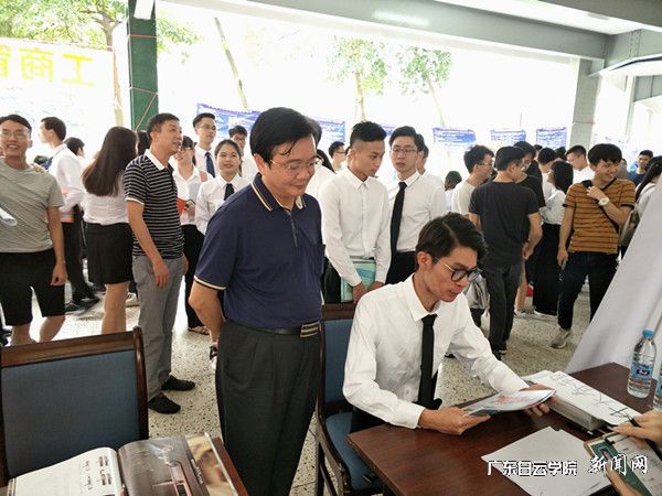 v2veo4Oe_jw0qIbtpYyPL4lPg47sMzNPLSbw62h8c&oid=2103874463&tid=1351&nid=175911&e= 李新庚现场相识学生面试情形.jpg