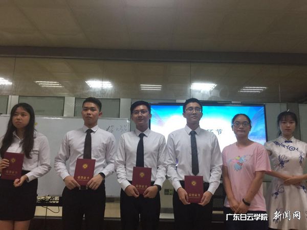 v2veo4Oe_jw0qIbtpYyPL4lPg47sMzNZLSbw62h8c&oid=2103874463&tid=1351&nid=175981&e= 赵盼盼先生为优异实习生揭晓证书.jpg