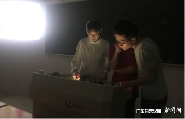 v2veo4Oe_jw0qIbtpYyPL4lPg47sM47DLSbw62g8c&oid=2103874463&tid=1351&nid=177161&e= 参赛者在密室解答问题.jpg