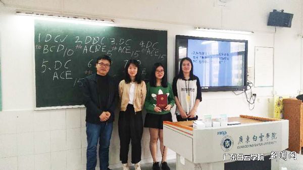 v2veo4Oe_jw0qIbtpYyPL4lPg47sM4LbLSbw62g8c&oid=2103874463&tid=1351&nid=177391&e= 审计系主任胡定杰为学生颁奖P.jpg