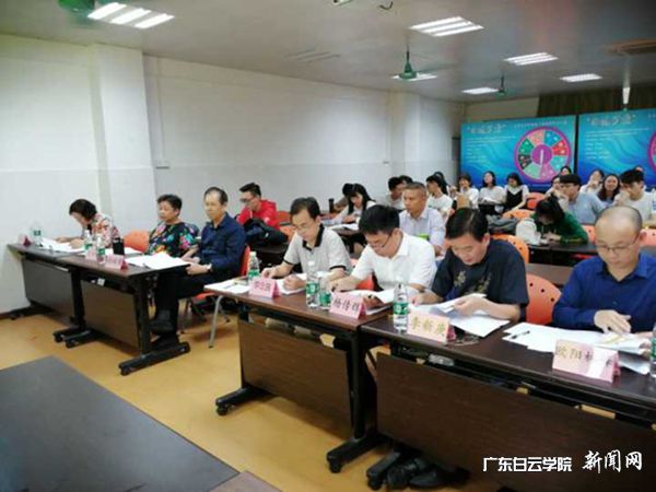 v2veo4Oe_jw0qIbtpYyPL4lPg47sM4LZLSbw62g8c&oid=2103874463&tid=1351&nid=177381&e= 答辩组认真审阅结业生论文.jpg