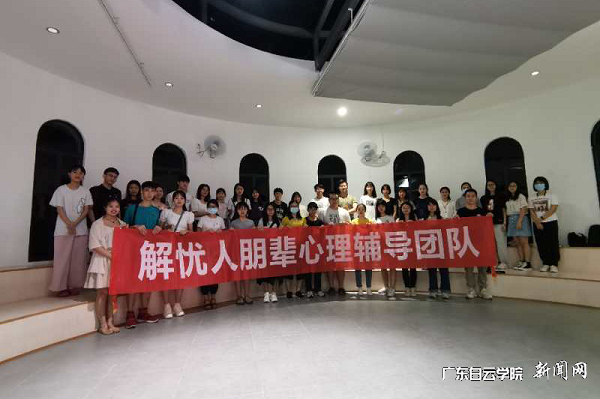 virtual_attach_file.vsb?afc=gUNnL7L7UbnmVRLM7V7UmWVMm9ZLlVokL47aoRLinNL8o7-0gihFp2hmCIa0UYhkU1ysoSyPU8LZL4UaLNlbLlC4U874L8MknzWknNW2MmQFU4C4U4n2MNWFL87ZoR-Jv2bjo4OeosXEgDTJQty0LzL8LSyYMzUiM47Jqdunx&oid=2103874463&tid=1341&nid=254571&e= “解忧人”朋辈与先生合影.png