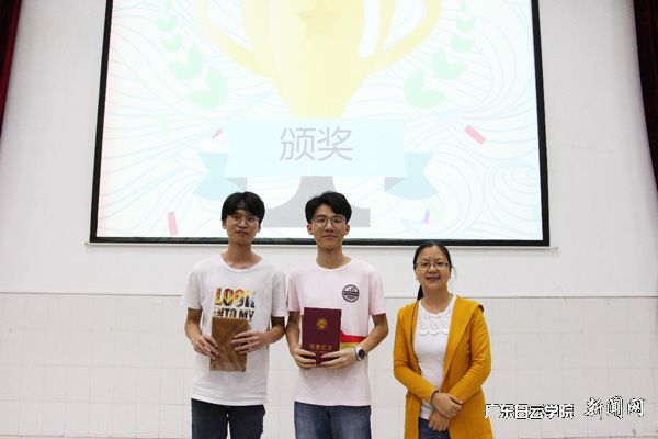 v2veo4Oe_jw0qIbtpYyPL4lPg47sMmNbLSbw62u8c&oid=2103874463&tid=1351&nid=176991&e= 向绍英副主任(右一)为第一名获得者颁奖p.jpg