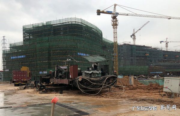 v2veo4Oe_jw0qIbtpYyPL4UPg474MmG8LSbw62b8c&oid=2103874463&tid=1341&nid=136041&e= 新校区大门桩基础施工完成,,桩机正在撤场.jpg