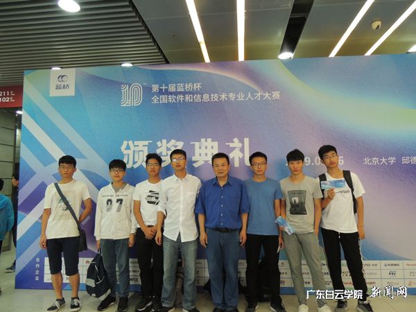 v2veo4Oe_jw0qIbtpYyPL4UPg474MRUsLSbw62K8c&oid=2103874463&tid=1341&nid=134471&e= 北京大学——颁奖仪式合影.jpg