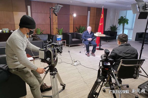 v2veo4Oe_jw0qIbtpYyPL4UPg4-iM4NiLSbw62C8c&oid=2103874463&tid=1341&nid=257951&e= ÖܹÚÁú£¨×óÒ»£©ÓëͬÊÂÅÄÉã²É·Ã»ðÉñɽҽԺ×ÜÉè¼ÆÊ¦£¨03Äê·ÇµäСÌÀɽ×ÜÉè¼ÆÊ¦£©»ÆÎýG²©Ê¿.jpg