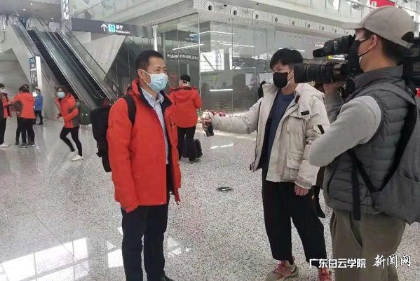 v2veo4Oe_jw0qIbtpYyPL4UPg4-iM4NiLSbw62C8c&oid=2103874463&tid=1341&nid=257951&e= ÔÚ°×ÔÆ»ú³¡²É·ÃÅÄÉã·ðɽ֧ԮÎ人ҽÁƶӳÉÔ±.jpg