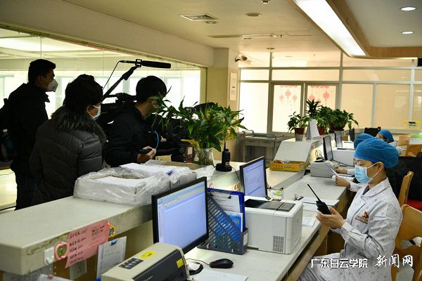 v2veo4Oe_jw0qIbtpYyPL4UPg4-iM4NiLSbw62C8c&oid=2103874463&tid=1341&nid=257951&e= ÔÚ¹ãÖÝÊеڰËÈËÃñÒ½ÔºÅÄÉã²É·ÃÈ·Õﲡ·¿µÄÒ½»¤Ö°Ô±.jpg