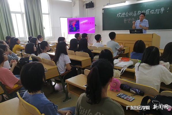 v2veo4Oe_jw0qIbtpYyPL4UPg474Lm-ZLSbw62F8c&oid=2103874463&tid=1341&nid=132281&e= 全炳善教授为朝鲜语系学生开展讲座.jpg