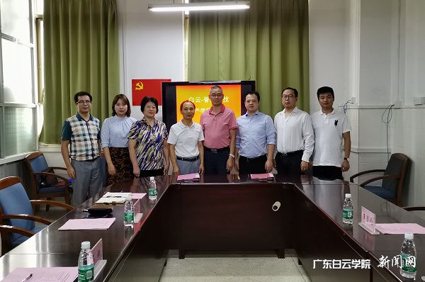 v2veo4Oe_jw0qIbtpYyPL4UPg474LmU8LSbw62F8c&oid=2103874463&tid=1341&nid=132441&e= 加入签约仪式的双方向导和嘉宾合影.jpg