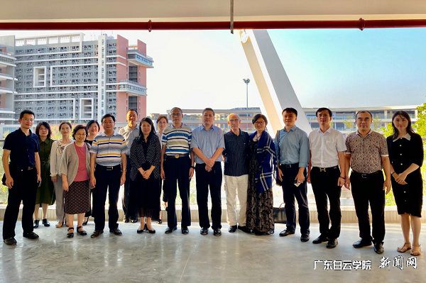 v2veo4Oe_jw0qIbtpYyPL4UPg474LmUDLSbw62F8c&oid=2103874463&tid=1341&nid=132461&e= 与会职员在时光广场合影留念.jpg