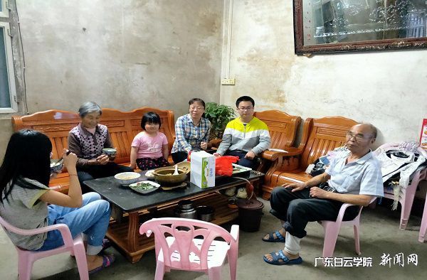 v2veo4Oe_jw0qIbtpYyPL4UPg4-iMmNYLSbw62_8c&oid=2103874463&tid=1341&nid=256921&e= 钟小连慰问贫困户村民.jpg