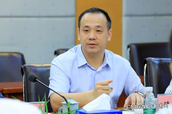 v2veo4Oe_jw0qIbtpYyPL4UPg474Mz-iLSbw62e8c&oid=2103874463&tid=1341&nid=135251&e= 校长助理陈峰介绍学校情形.jpg