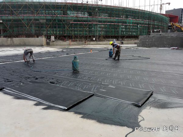 v2veo4Oe_jw0qIbtpYyPL4UPg474Mz-4LSbw62e8c&oid=2103874463&tid=1341&nid=135231&e= 正在施工的风雨连廊.jpg