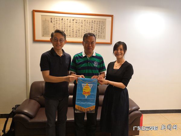 8c&oid=2103874463&tid=1341&nid=134381&e= Éò¸ùÉú¸±Ð£³¤£¨ÖУ©½Ó´ý̨ÍåÖйúÎÄ»¯´óѧ´ú±í²Ì¼Ñ÷루×󣩺Ϳ×ÐÄâù£¨ÓÒ£©.jpg