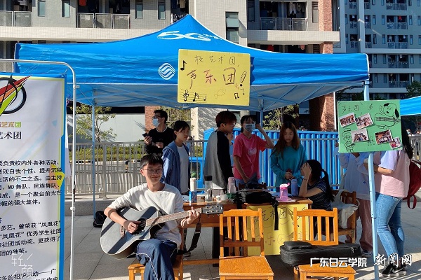 virtual_attach_file.vsb?afc=uU87UbMlMVL4T7Un4V7M4T7LN-aoRrSRMl7inRnknmffMmC0gihFp2hmCIa0okhkUYy4okyiLRLZM8W7UmCbMR9PM4NPnlL4Ll-4UmCsU8rFUN74M8laL7MFL8UaLzlJqjfjo4OeosXEgDTJQty0LzL8LSyYMzUaLR7Jqdznx&oid=2103874463&tid=1341&nid=254001&e= 社团通过弹唱吉他吸引新生.jpg