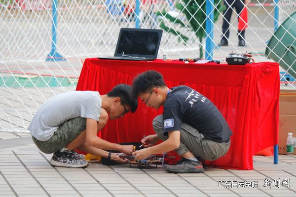 v2veo4Oe_jw0qIbtpYyPL4UPg474LmlbLSbw6298c&oid=2103874463&tid=1341&nid=132591&e= Èü³¡ÉÏС×é³ÉÔ±µ÷ÊÔÎÞÈË»ú.jpg