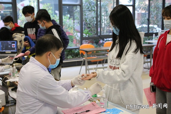 virtual_attach_file.vsb?afc=vMNL6YUmlPUNnRL_zNsUNLDLNV7UmVFkUmTknNWRo7QRnzL0gihFp2hmCIa0LSyPU1hfMkysLlr2Uz9PM4laozlaM778MzCYMzrkMNl8LNnFM7laMRUaL8nFLmNsL47Jqjfjo4OeosXEgDTJQty0LzL8LSyYMzLPLm7Jqd9nx&oid=2103874463&tid=1341&nid=253121&e= ×ÔÔ¸Ï×ѪѧÉúÕýÔÚÅŶӾÙÐÐѪÐͼì²â.jpg