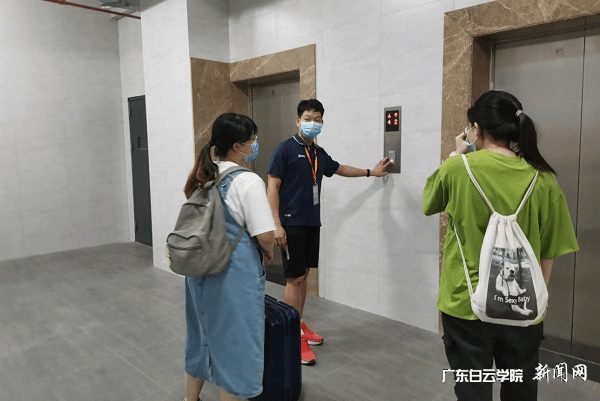 virtual_attach_file.vsb?afc=vMmT6kolWRo7lin_Rf7nNU8MzNZnz-FanNV2nlCsLNlsU8C0gihFp2hmCIa0nShkLYyankyiMN78Mm62nRnkM8r7nRGZnmLYLmvsnlrkL46FnmARLRNZM7nFLlMRoRGJv2bjo4OeosXEgDTJQty0LzL8LSyYMzC4Lm7Jqd9nx&oid=2103874463&tid=1341&nid=256321&e= 自愿者指引考生进入科场.png